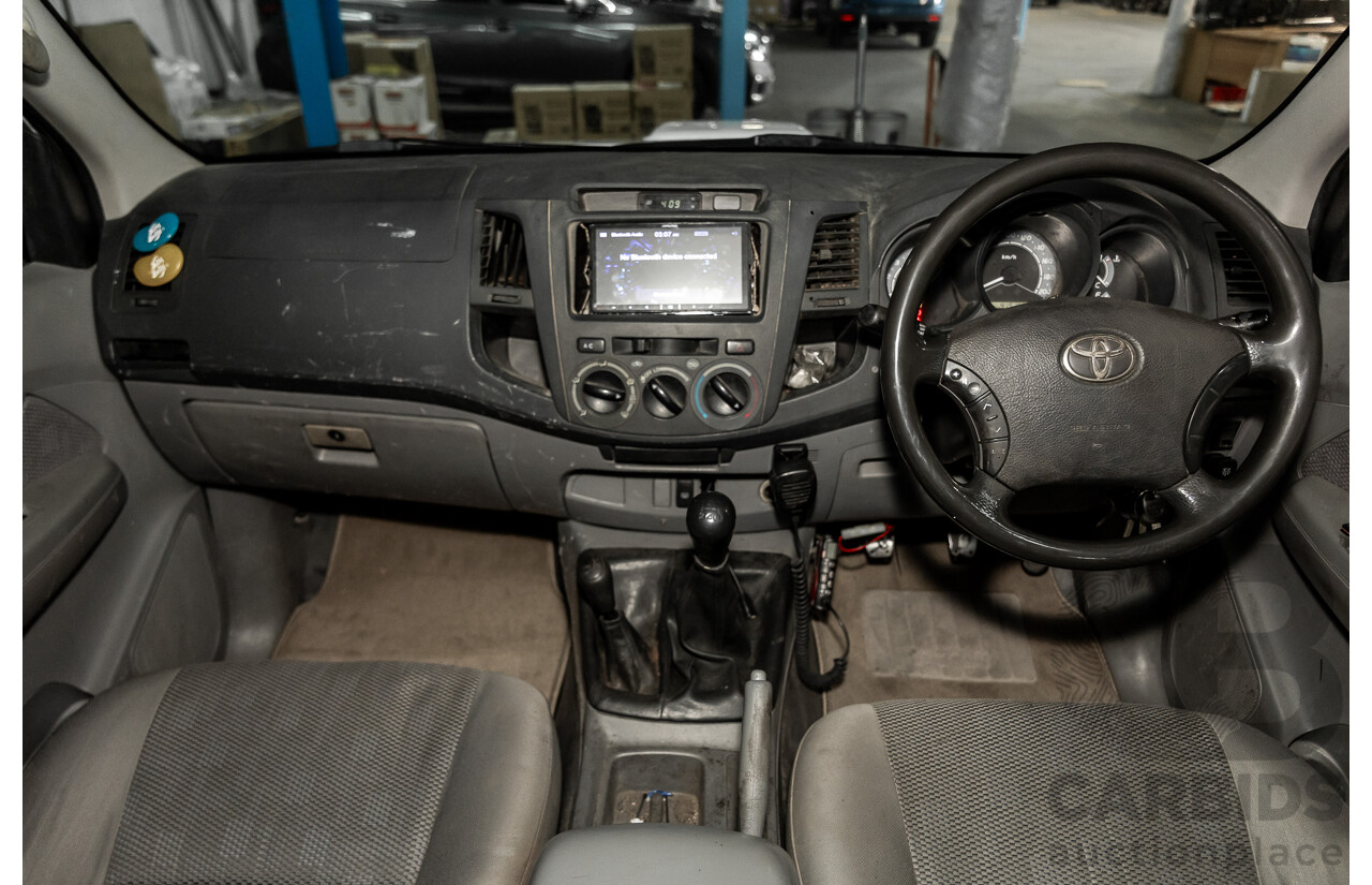09/2009 Toyota Hilux SR (4x4) KUN26R 08 Upgrade Dual C/Chas Arctic White Turbo Diesel 3.0L
