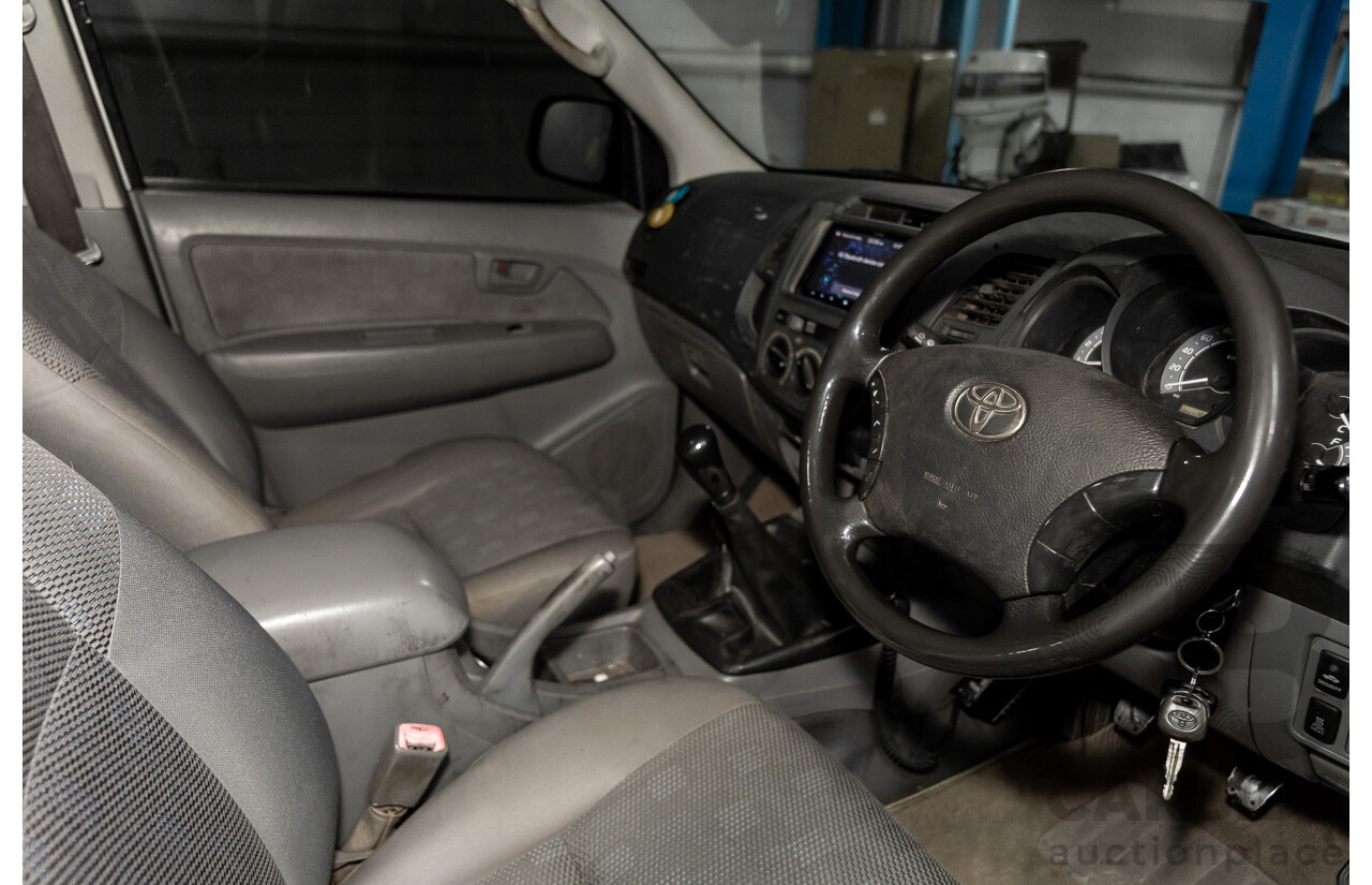 09/2009 Toyota Hilux SR (4x4) KUN26R 08 Upgrade Dual C/Chas Arctic White Turbo Diesel 3.0L