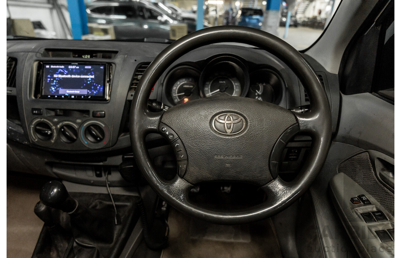 09/2009 Toyota Hilux SR (4x4) KUN26R 08 Upgrade Dual C/Chas Arctic White Turbo Diesel 3.0L