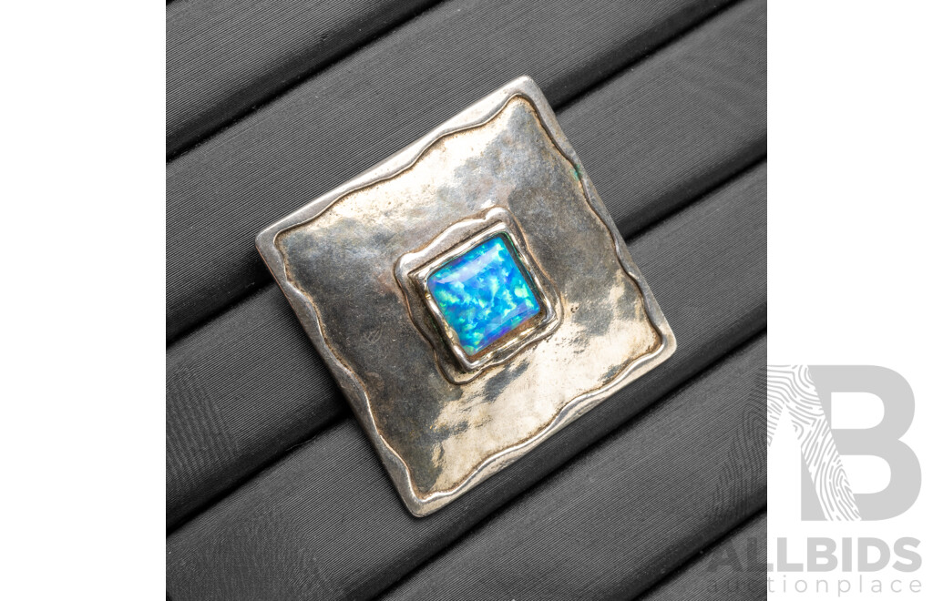 925 Sterling Silver & Opal Pendant - 6.39gms