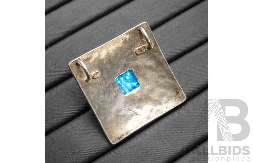 925 Sterling Silver & Opal Pendant - 6.39gms