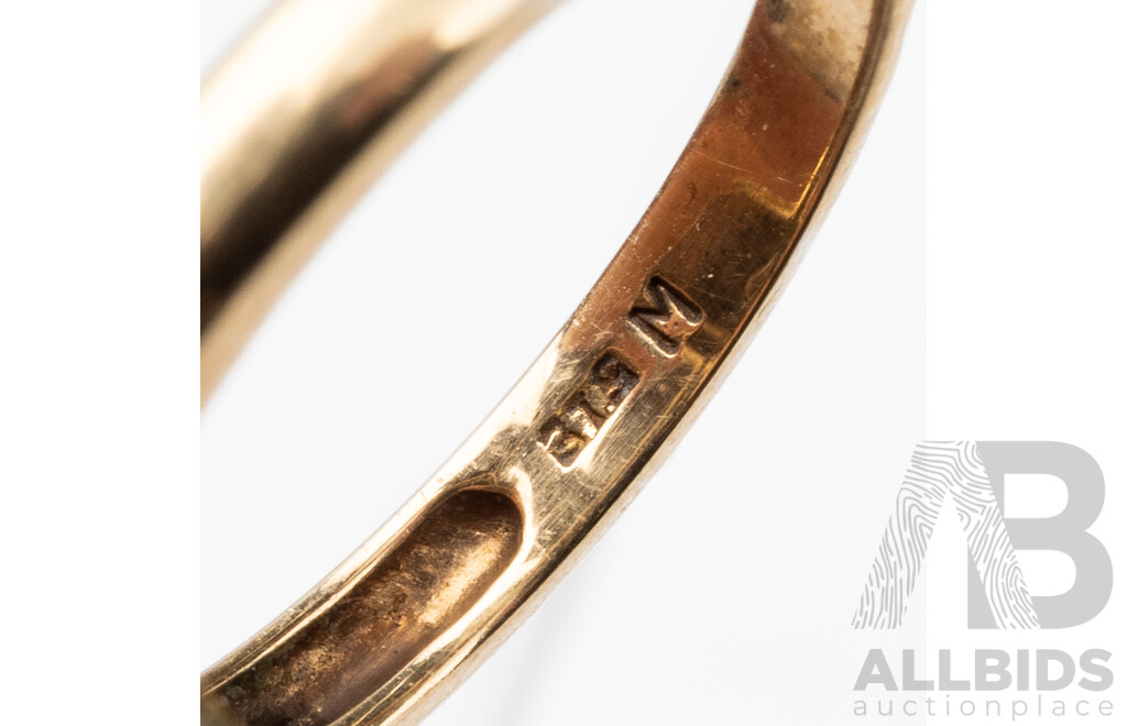 9ct Yellow Gold, Onyx & Diamond Ring - Size M.5