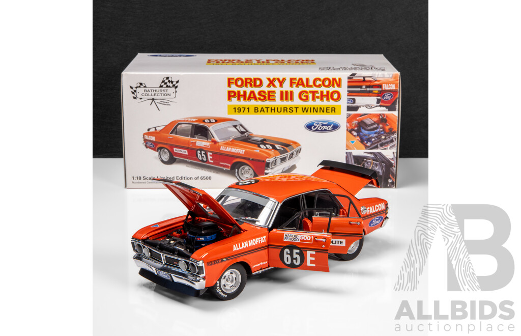 Classic Carlectables 1971 Ford XY Falcon Phase III GT-HO Bathurst Winner Moffat #65E (18229) 1:18 Scale Model Car