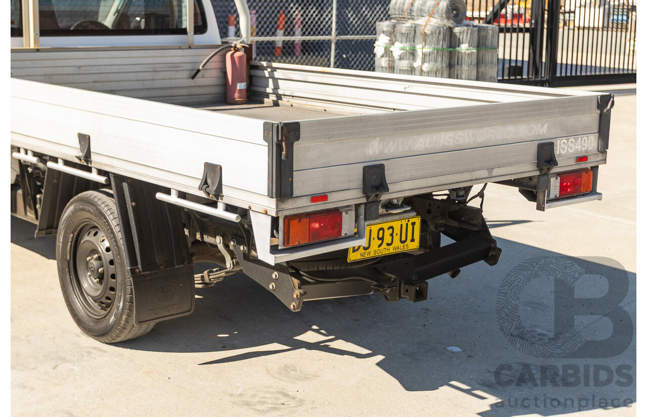 6/2016 Toyota Hilux Workmate TGN121R C/Chas Glacier White 2.7L
