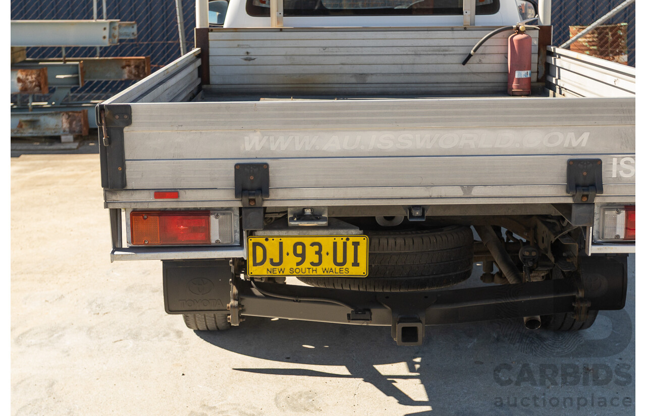 6/2016 Toyota Hilux Workmate TGN121R C/Chas Glacier White 2.7L