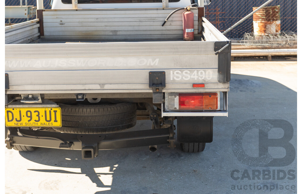 6/2016 Toyota Hilux Workmate TGN121R C/Chas Glacier White 2.7L