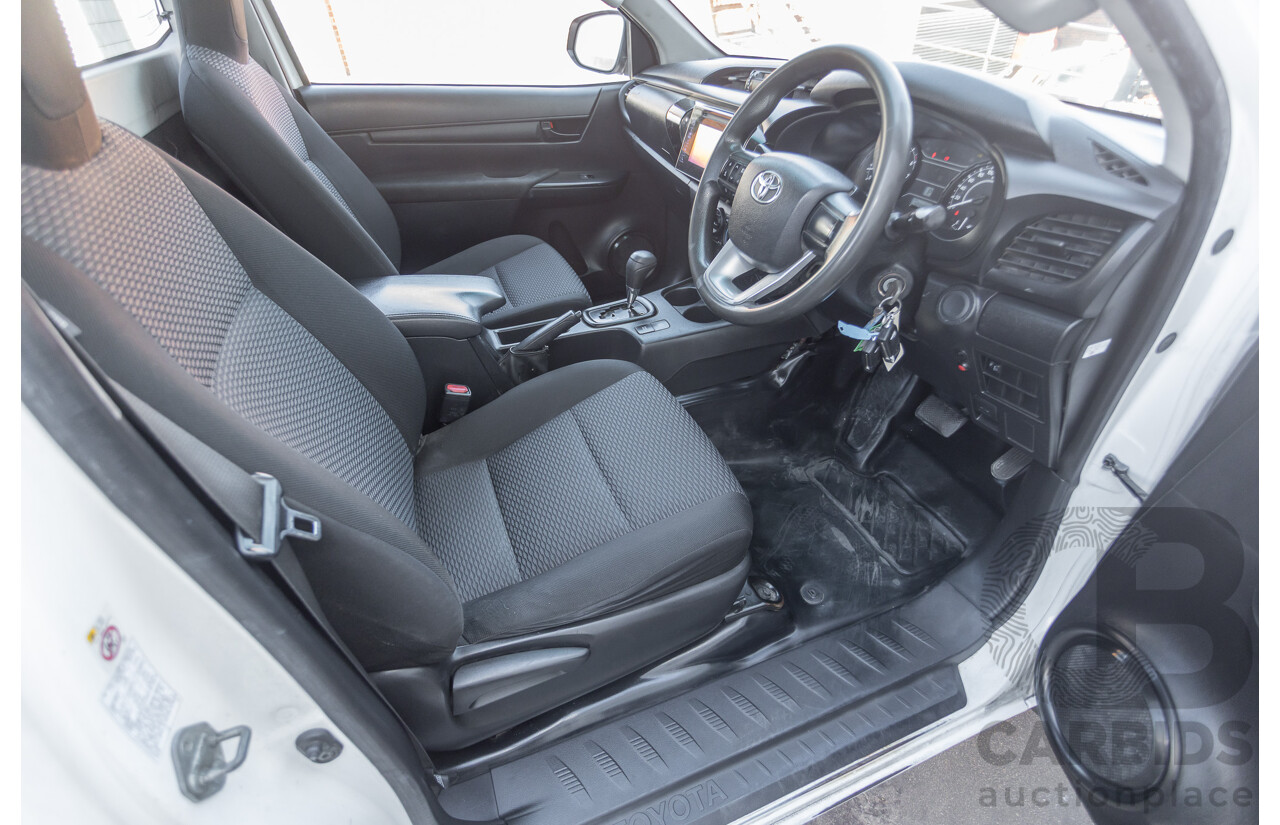 6/2016 Toyota Hilux Workmate TGN121R C/Chas Glacier White 2.7L