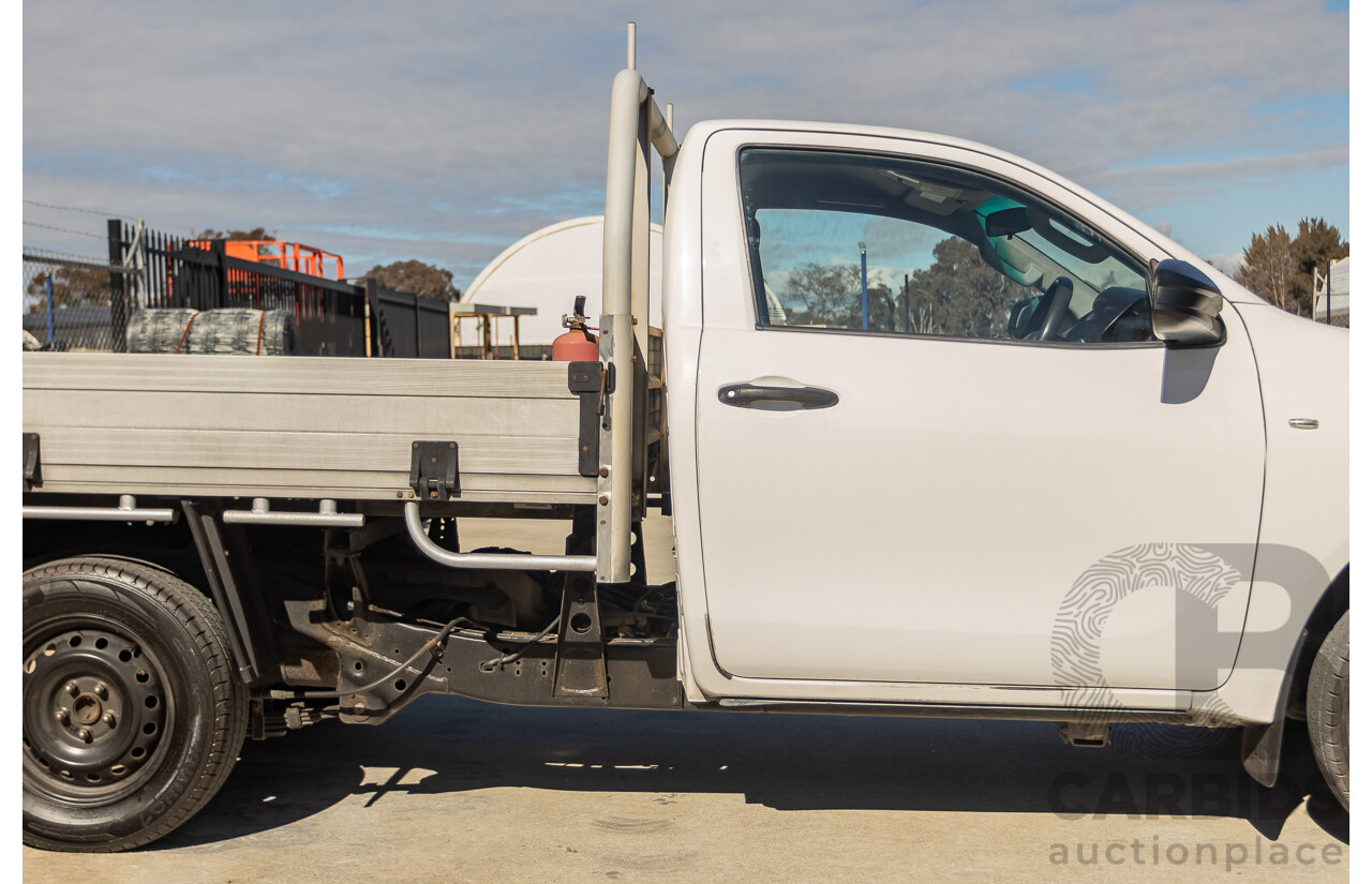 6/2016 Toyota Hilux Workmate TGN121R C/Chas Glacier White 2.7L