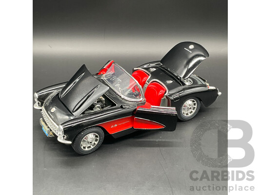 BURAGO Chverolet Corvette (1957) 1:18 Scale Model Car 3034