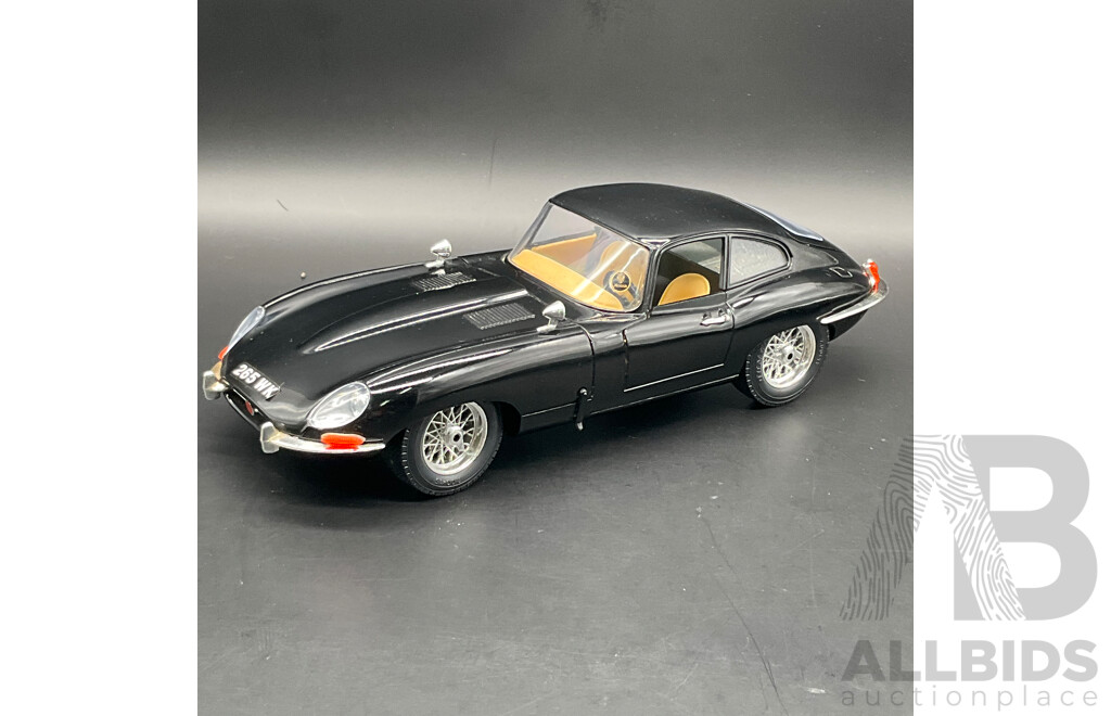 BURAGO Jaguar ''E'' Coupe (1961) 1:18 Scale Model Car 3018
