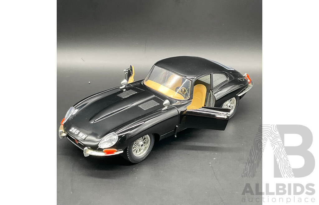 BURAGO Jaguar ''E'' Coupe (1961) 1:18 Scale Model Car 3018