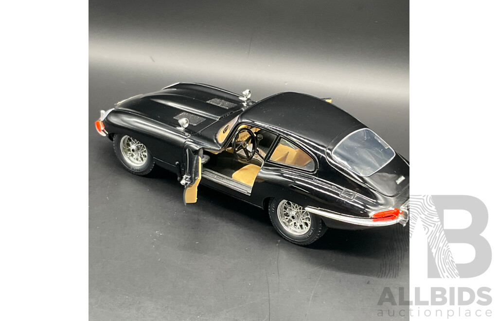 BURAGO Jaguar ''E'' Coupe (1961) 1:18 Scale Model Car 3018