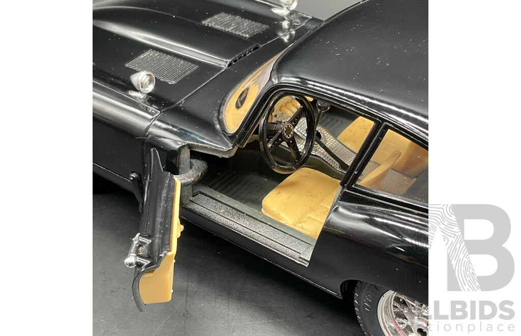 BURAGO Jaguar ''E'' Coupe (1961) 1:18 Scale Model Car 3018