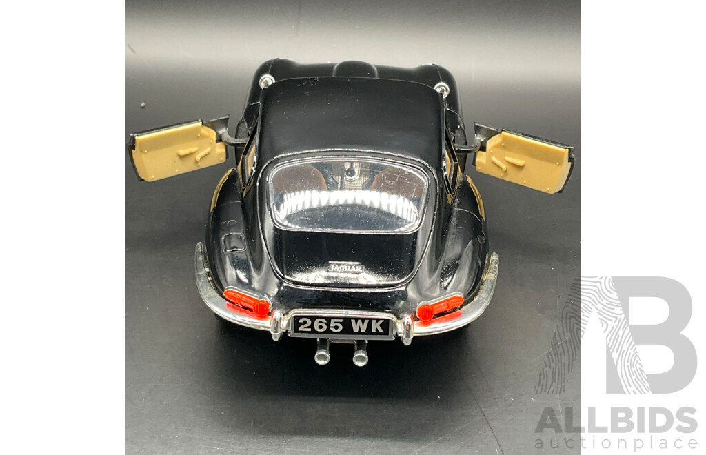 BURAGO Jaguar ''E'' Coupe (1961) 1:18 Scale Model Car 3018