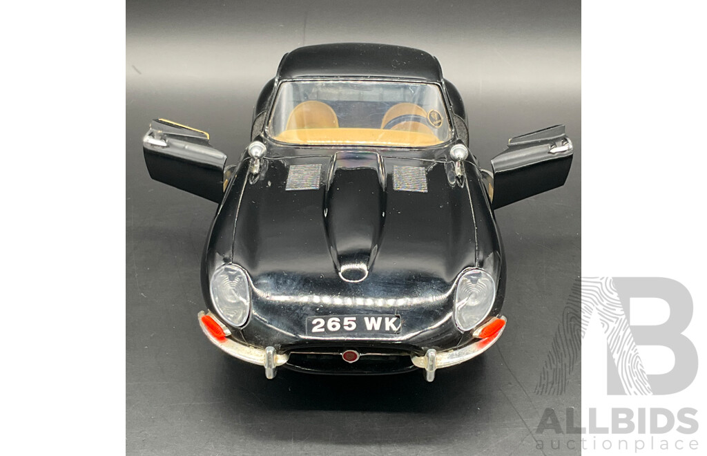 BURAGO Jaguar ''E'' Coupe (1961) 1:18 Scale Model Car 3018
