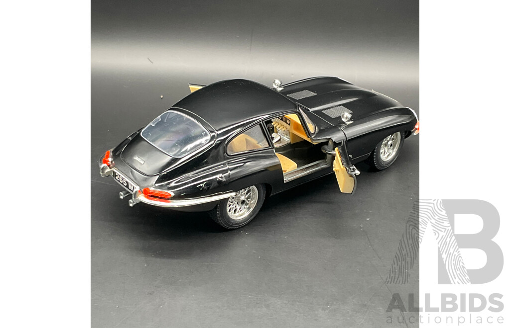 BURAGO Jaguar ''E'' Coupe (1961) 1:18 Scale Model Car 3018