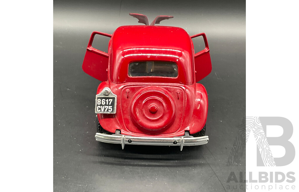 BURAGO Citroen 15 CV TA (1938) 1:24 Scale Model Car 1501