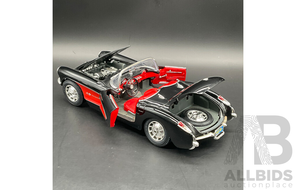 BURAGO Chverolet Corvette (1957) 1:18 Scale Model Car 3034