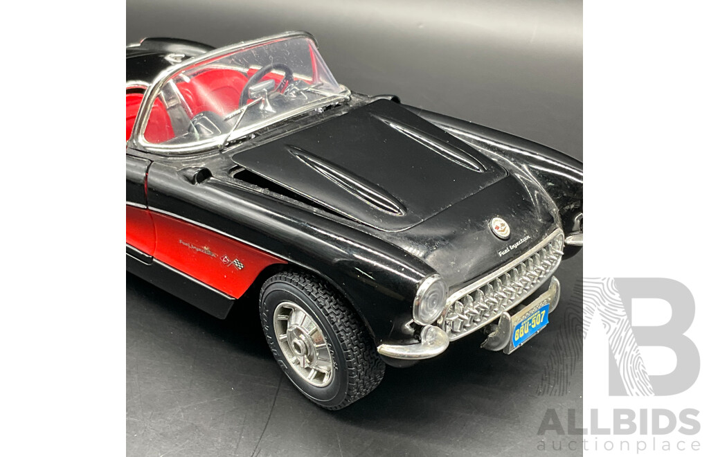 BURAGO Chverolet Corvette (1957) 1:18 Scale Model Car 3034