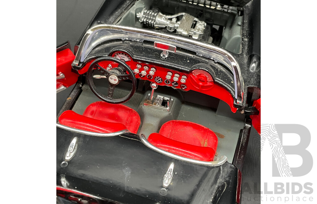 BURAGO Chverolet Corvette (1957) 1:18 Scale Model Car 3034