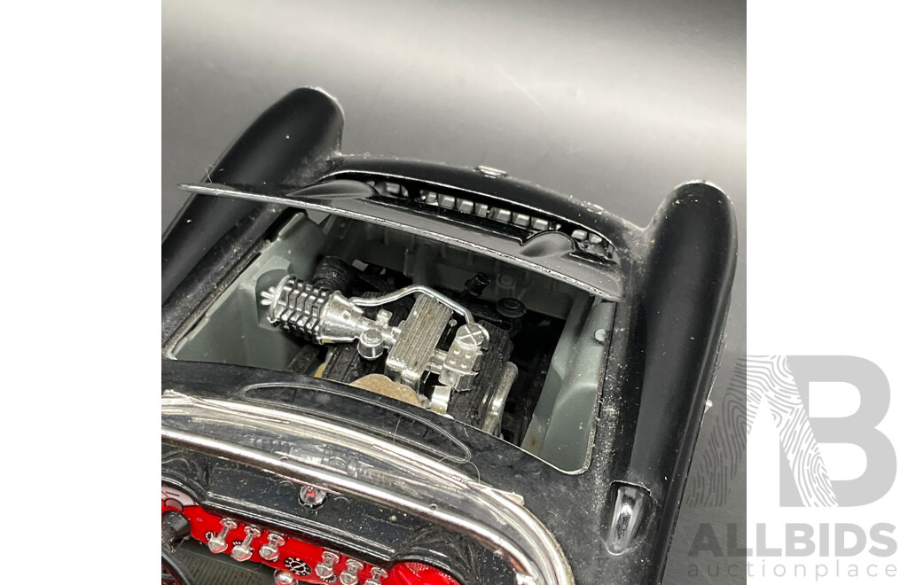 BURAGO Chverolet Corvette (1957) 1:18 Scale Model Car 3034