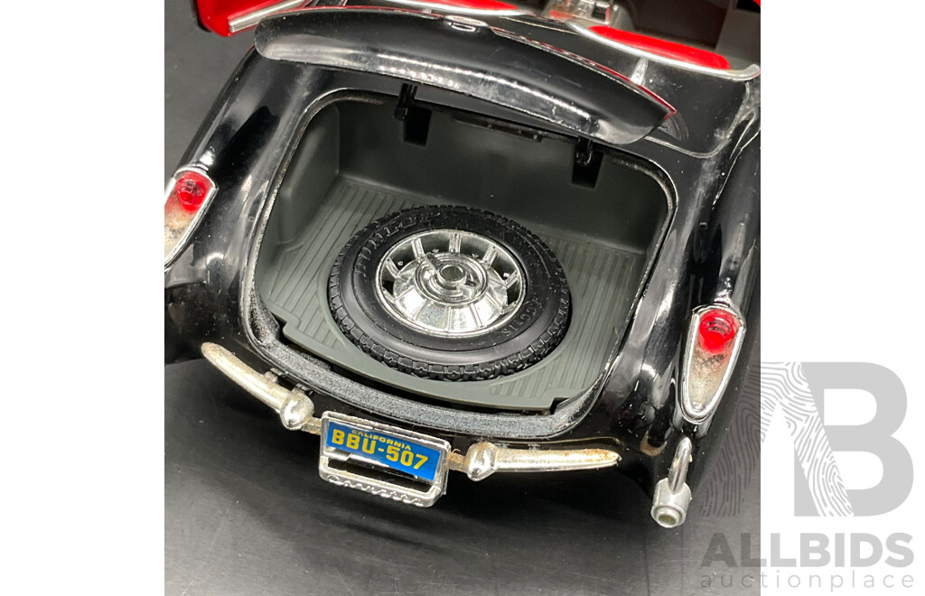 BURAGO Chverolet Corvette (1957) 1:18 Scale Model Car 3034