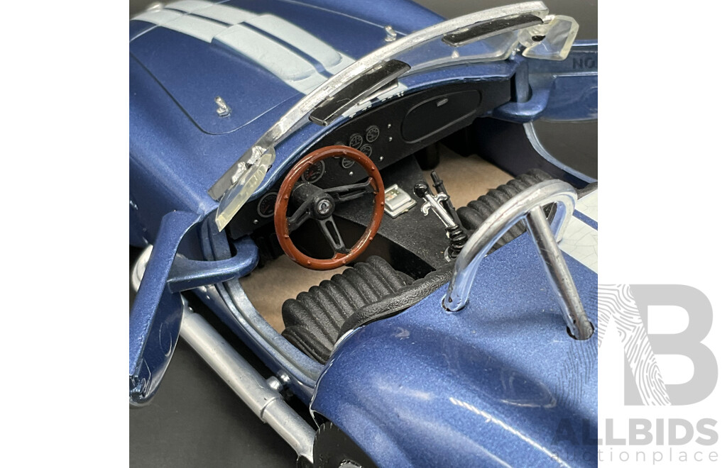 ROAD TOUGH Shelby VCobra 427S/C (1964) 1:18 Scale Model Car 92058