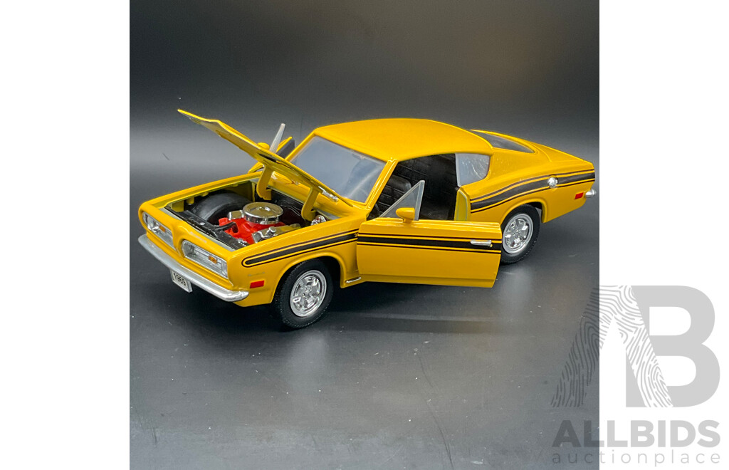 ROAD LEGENDS Plymouth Barracuda (1969) 1:18 Scale Model Car 92178