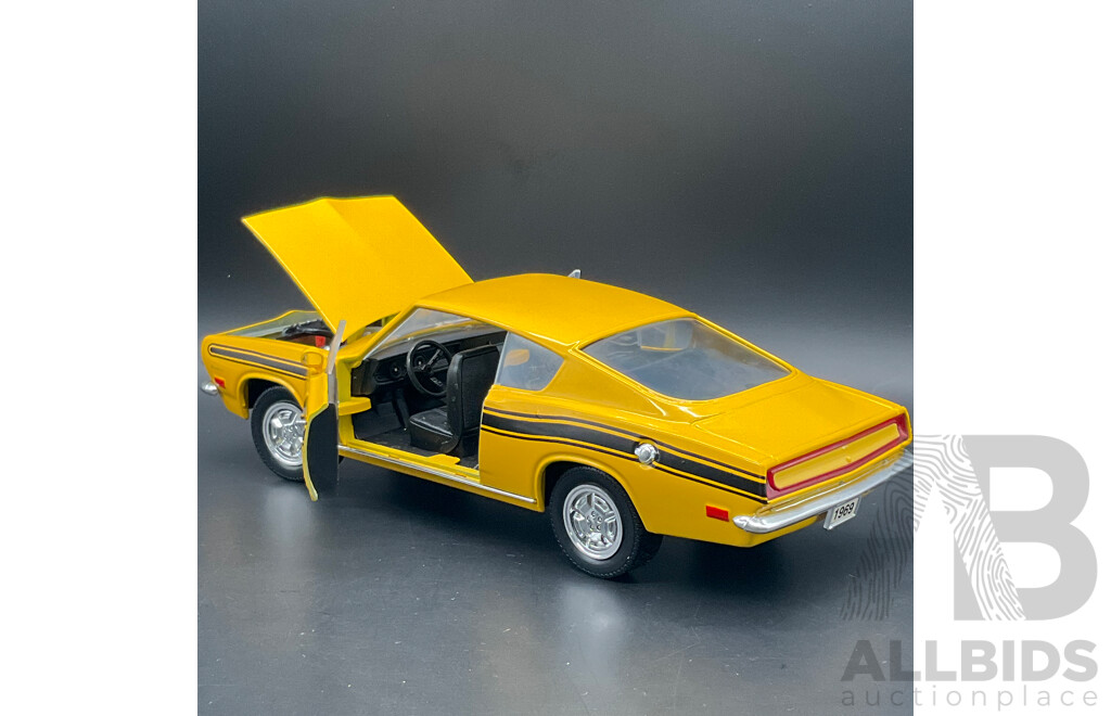 ROAD LEGENDS Plymouth Barracuda (1969) 1:18 Scale Model Car 92178