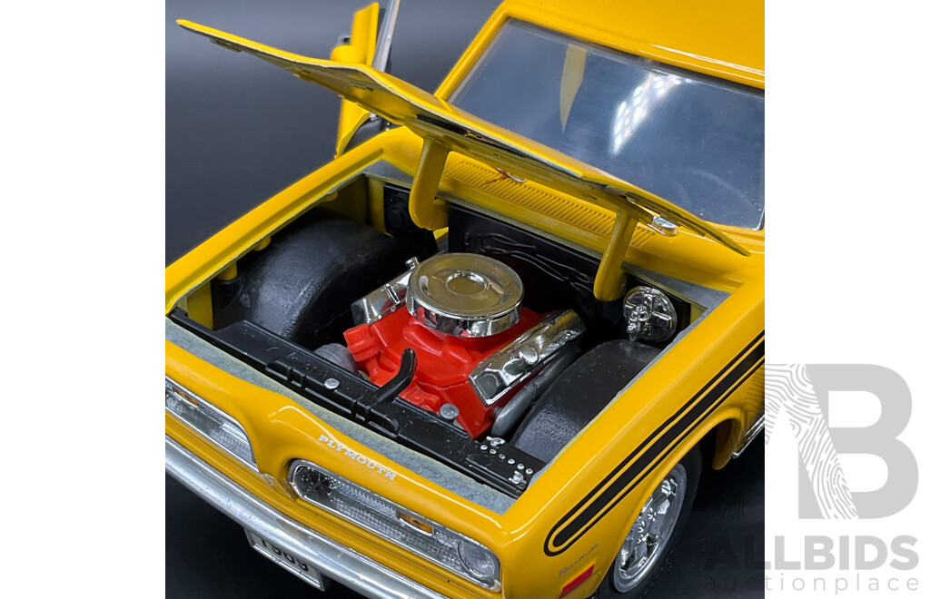 ROAD LEGENDS Plymouth Barracuda (1969) 1:18 Scale Model Car 92178
