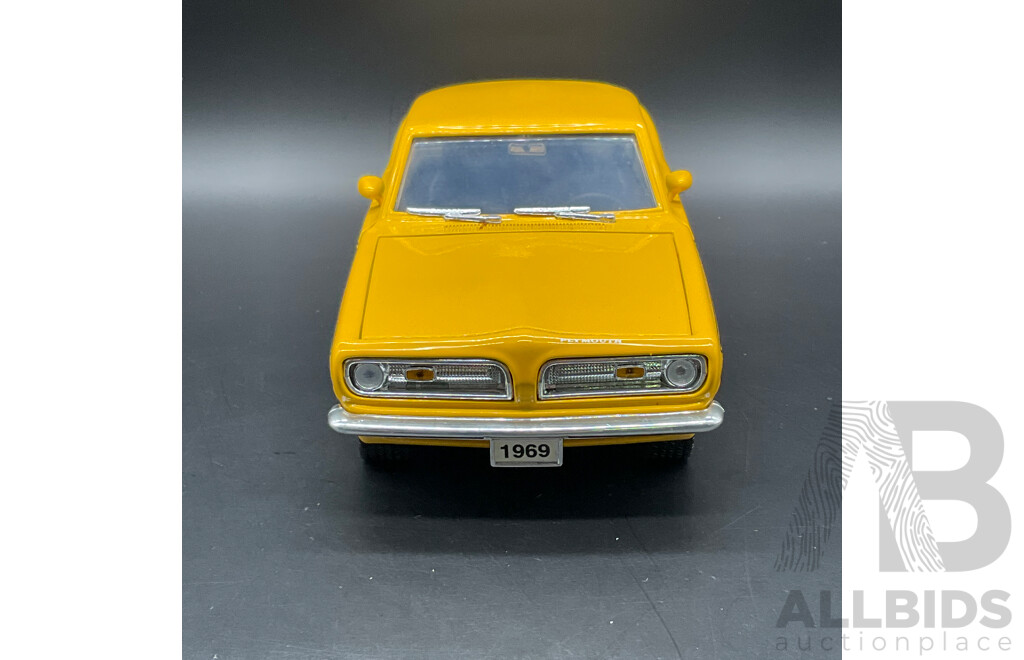 ROAD LEGENDS Plymouth Barracuda (1969) 1:18 Scale Model Car 92178