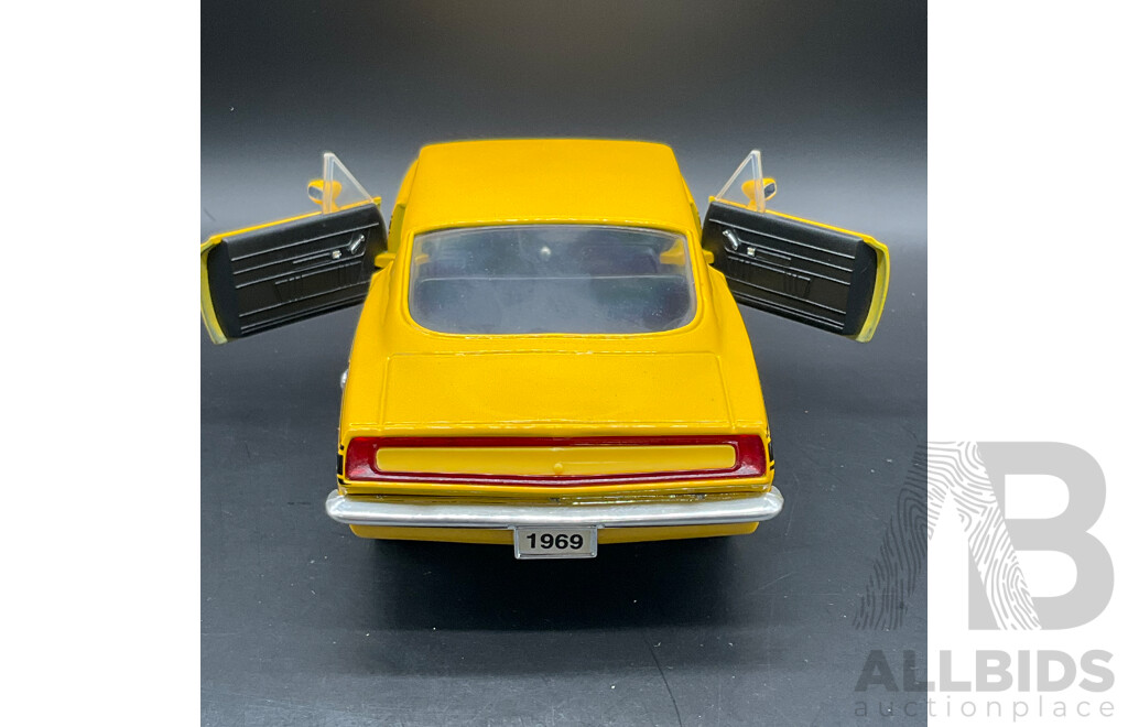 ROAD LEGENDS Plymouth Barracuda (1969) 1:18 Scale Model Car 92178