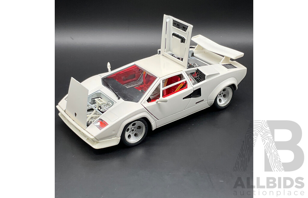 BURAGO Lamborghini Countach (1988) 1:18 Scale Model Car 3047
