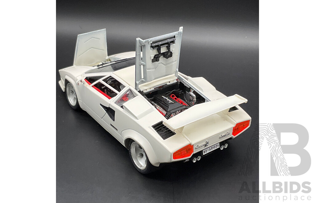 BURAGO Lamborghini Countach (1988) 1:18 Scale Model Car 3047