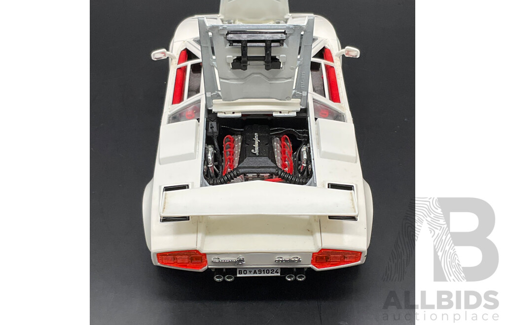 BURAGO Lamborghini Countach (1988) 1:18 Scale Model Car 3047