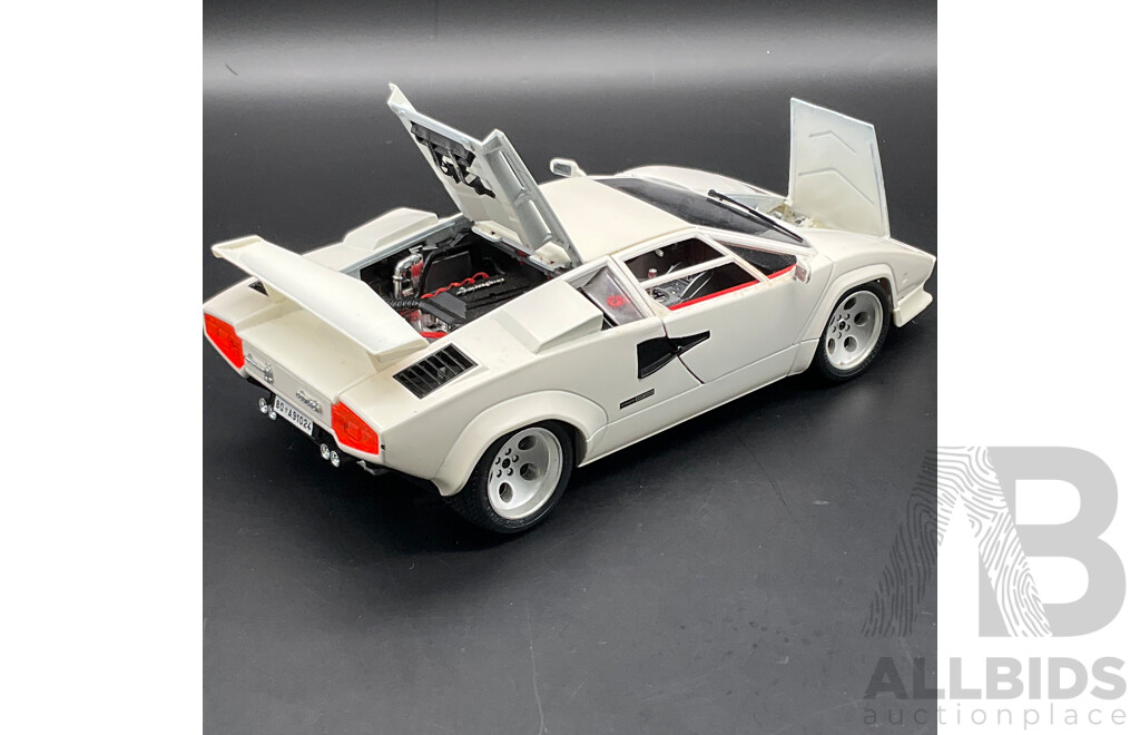 BURAGO Lamborghini Countach (1988) 1:18 Scale Model Car 3047
