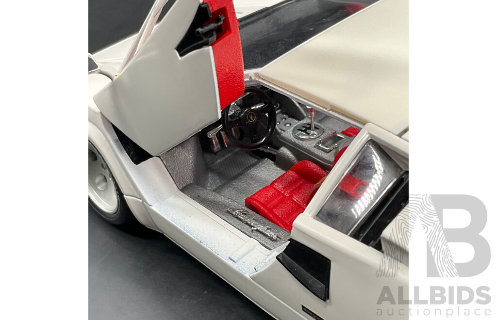 BURAGO Lamborghini Countach (1988) 1:18 Scale Model Car 3047