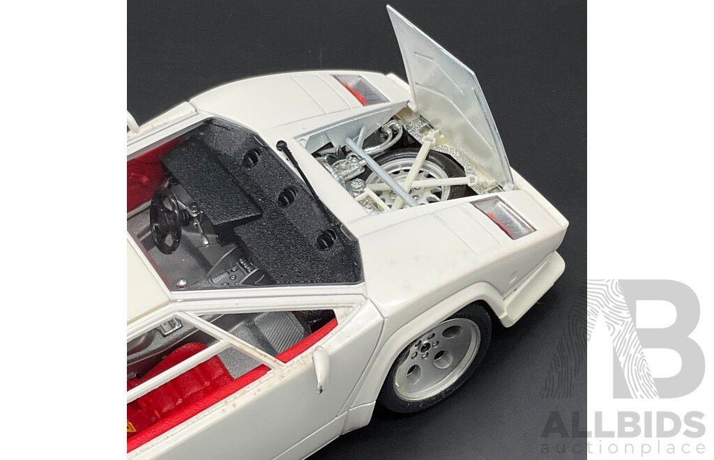 BURAGO Lamborghini Countach (1988) 1:18 Scale Model Car 3047