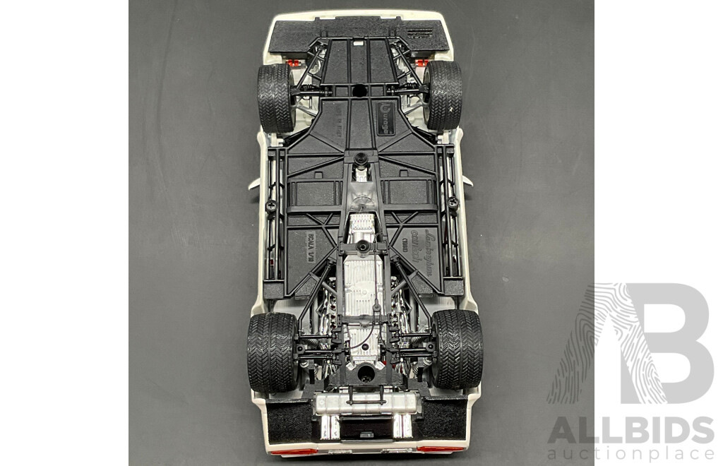 BURAGO Lamborghini Countach (1988) 1:18 Scale Model Car 3047