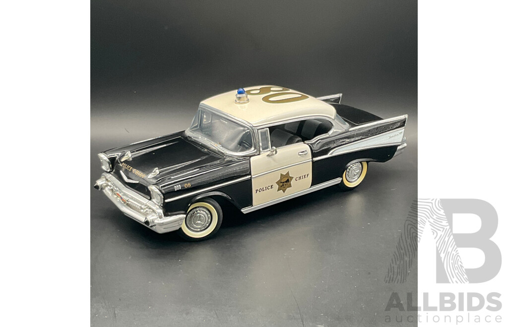 ROAD LEGENDS Chevrolet BEL AIR Police Chief (1957) 1:18 Scale Model Car 92107