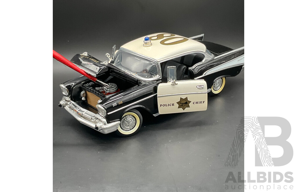 ROAD LEGENDS Chevrolet BEL AIR Police Chief (1957) 1:18 Scale Model Car 92107