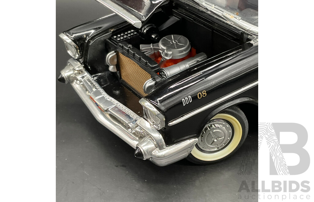 ROAD LEGENDS Chevrolet BEL AIR Police Chief (1957) 1:18 Scale Model Car 92107