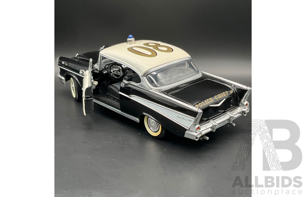 ROAD LEGENDS Chevrolet BEL AIR Police Chief (1957) 1:18 Scale Model Car 92107