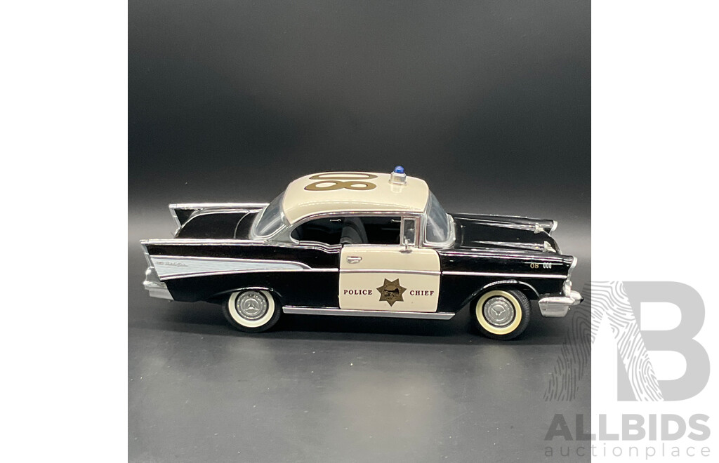 ROAD LEGENDS Chevrolet BEL AIR Police Chief (1957) 1:18 Scale Model Car 92107
