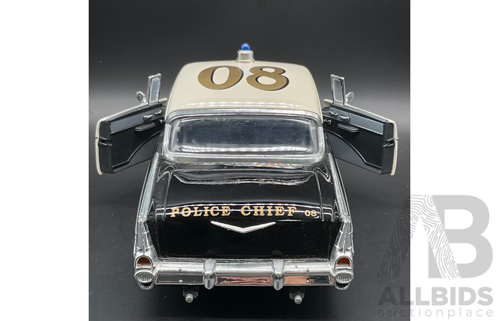 ROAD LEGENDS Chevrolet BEL AIR Police Chief (1957) 1:18 Scale Model Car 92107