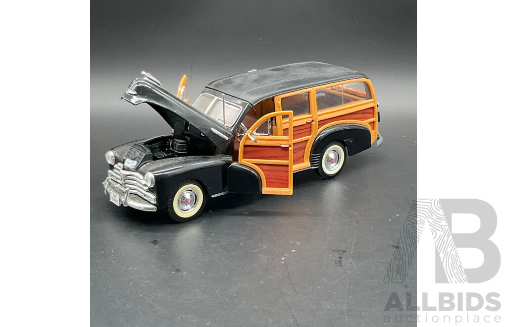 FRANKLIN MINT PRECISION MODELS 1:24 Scale 1949 Ford Woody Wagon and WELLY 1:24 1948 Chevrolet Fleetmaster - Lot of 2