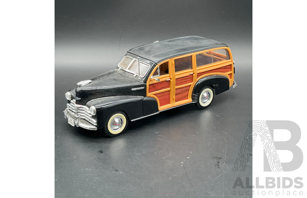 FRANKLIN MINT PRECISION MODELS 1:24 Scale 1949 Ford Woody Wagon and WELLY 1:24 1948 Chevrolet Fleetmaster - Lot of 2