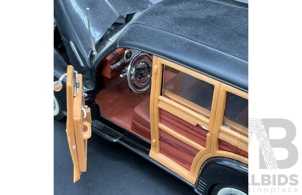 FRANKLIN MINT PRECISION MODELS 1:24 Scale 1949 Ford Woody Wagon and WELLY 1:24 1948 Chevrolet Fleetmaster - Lot of 2