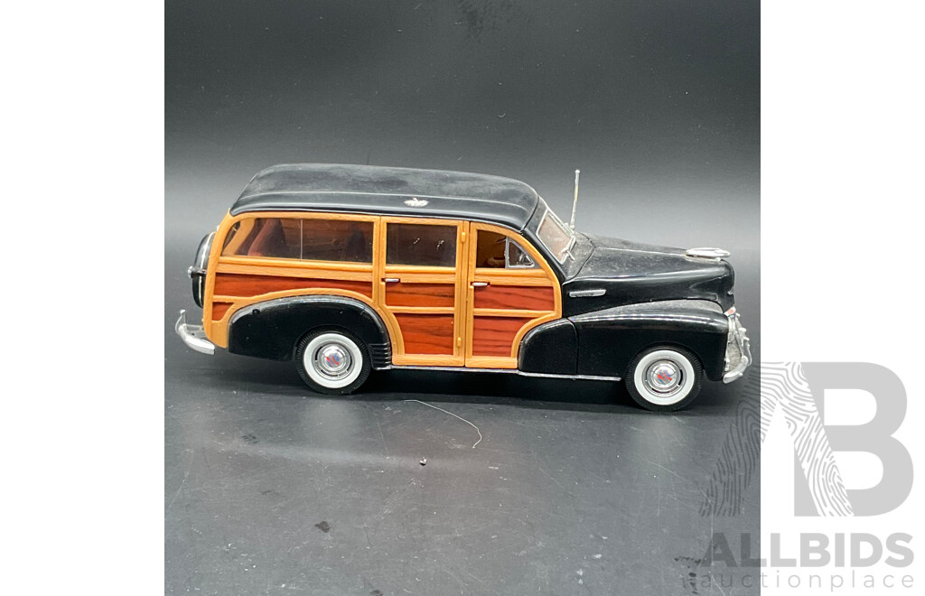 FRANKLIN MINT PRECISION MODELS 1:24 Scale 1949 Ford Woody Wagon and WELLY 1:24 1948 Chevrolet Fleetmaster - Lot of 2