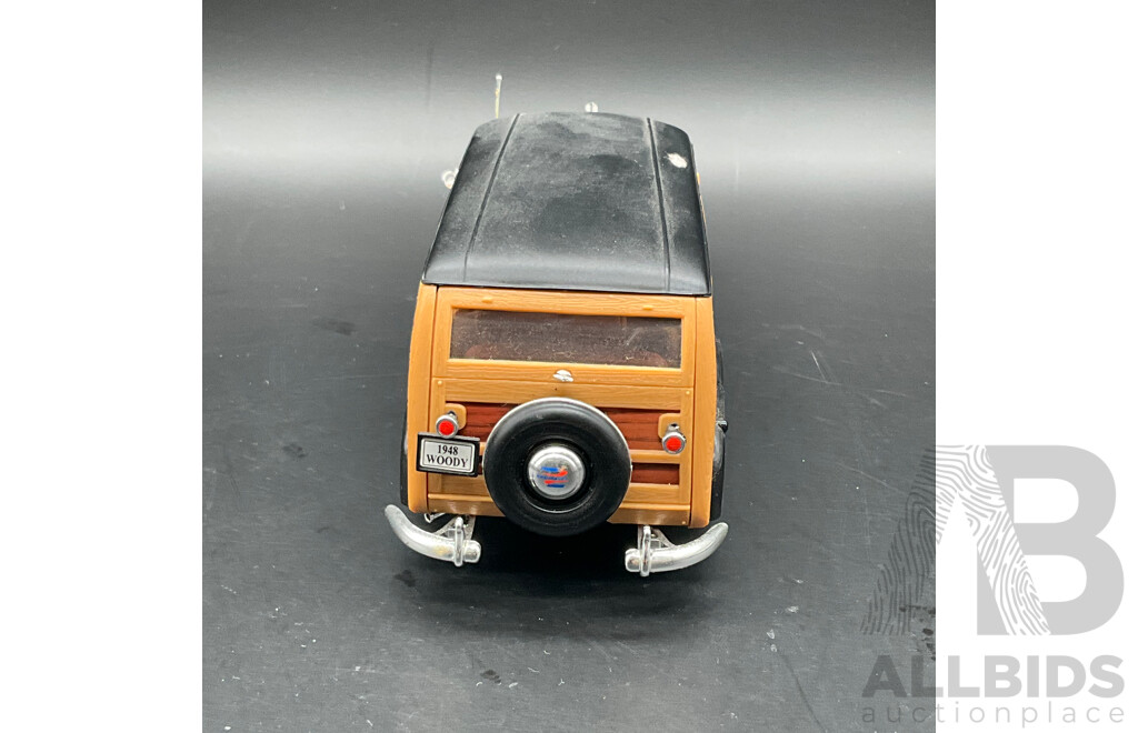 FRANKLIN MINT PRECISION MODELS 1:24 Scale 1949 Ford Woody Wagon and WELLY 1:24 1948 Chevrolet Fleetmaster - Lot of 2